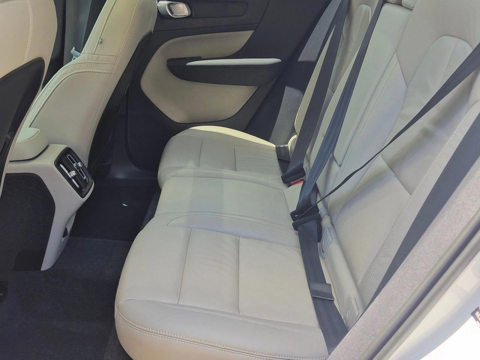 2023 Volvo XC40 B5 AWD Plus Dark Theme