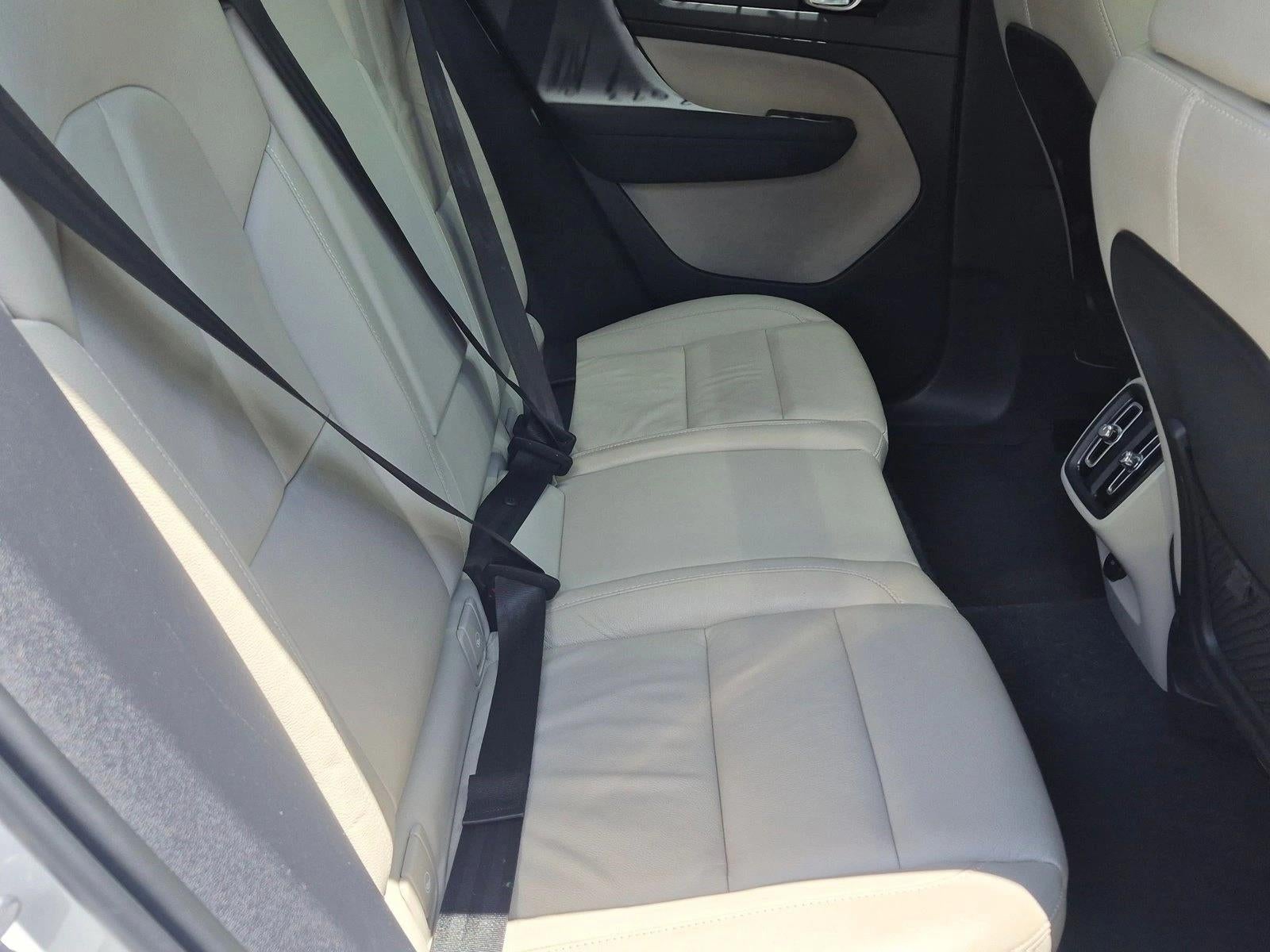 2023 Volvo XC40 B5 AWD Plus Dark Theme