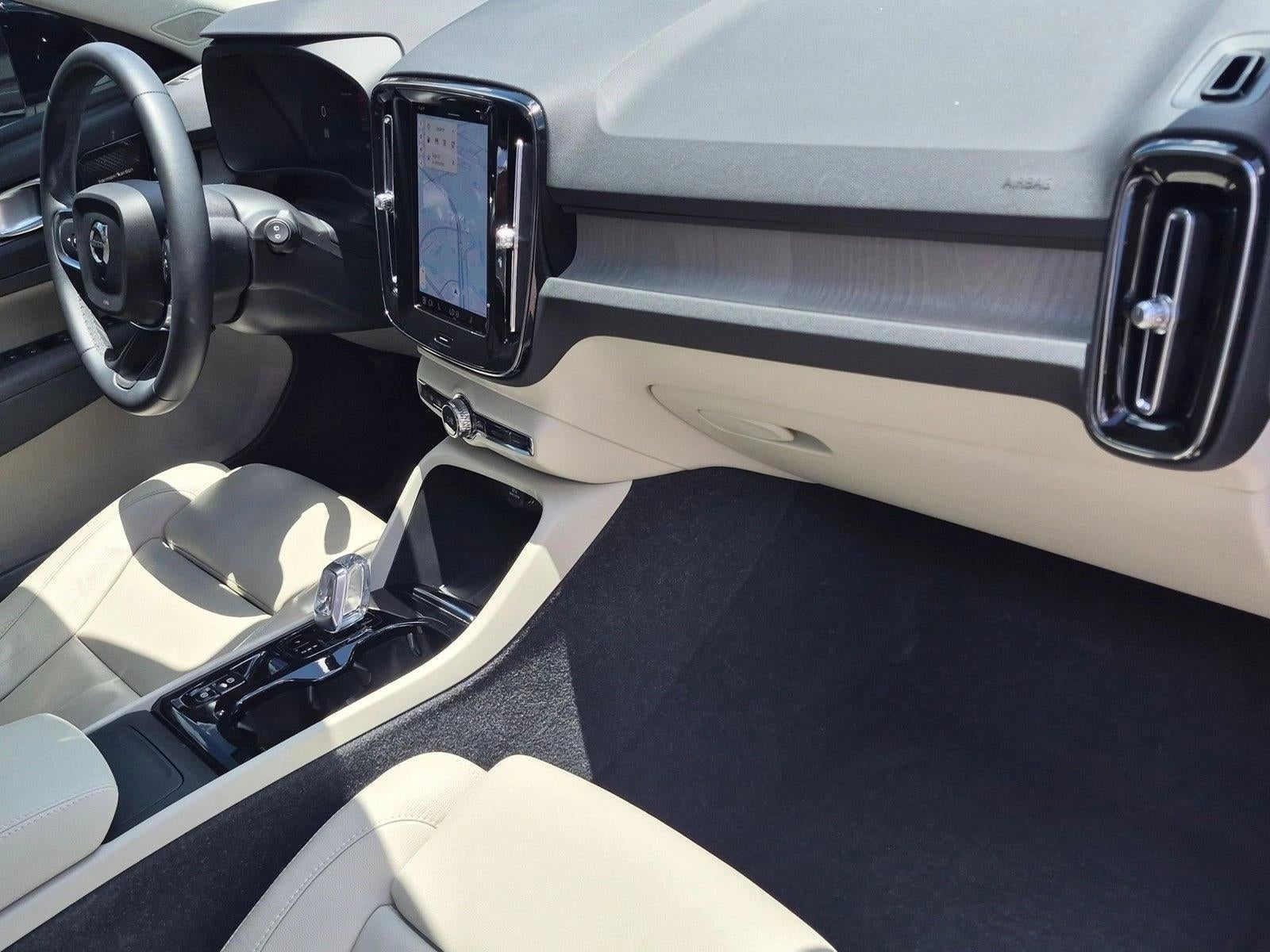 2023 Volvo XC40 B5 AWD Plus Dark Theme