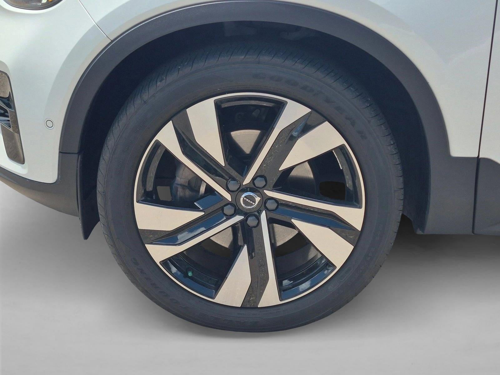 2023 Volvo XC40 B5 AWD Plus Dark Theme