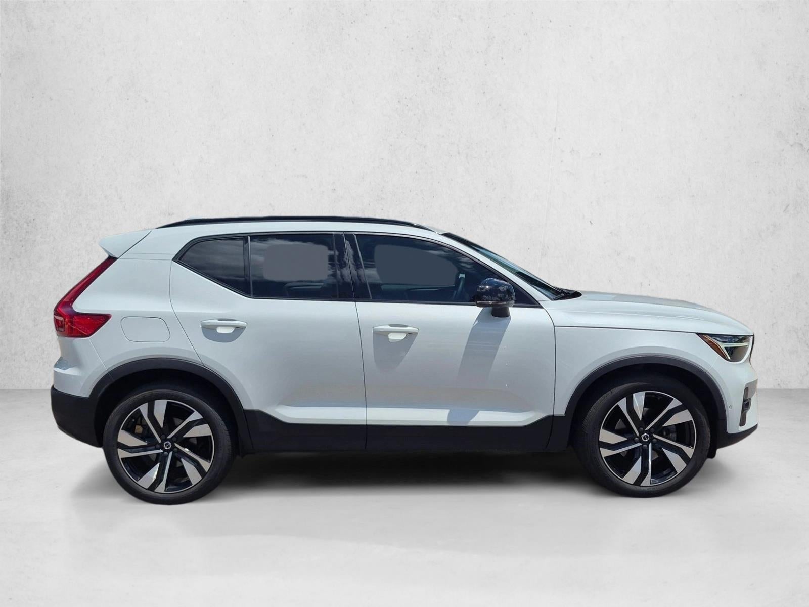 2023 Volvo XC40 B5 AWD Plus Dark Theme