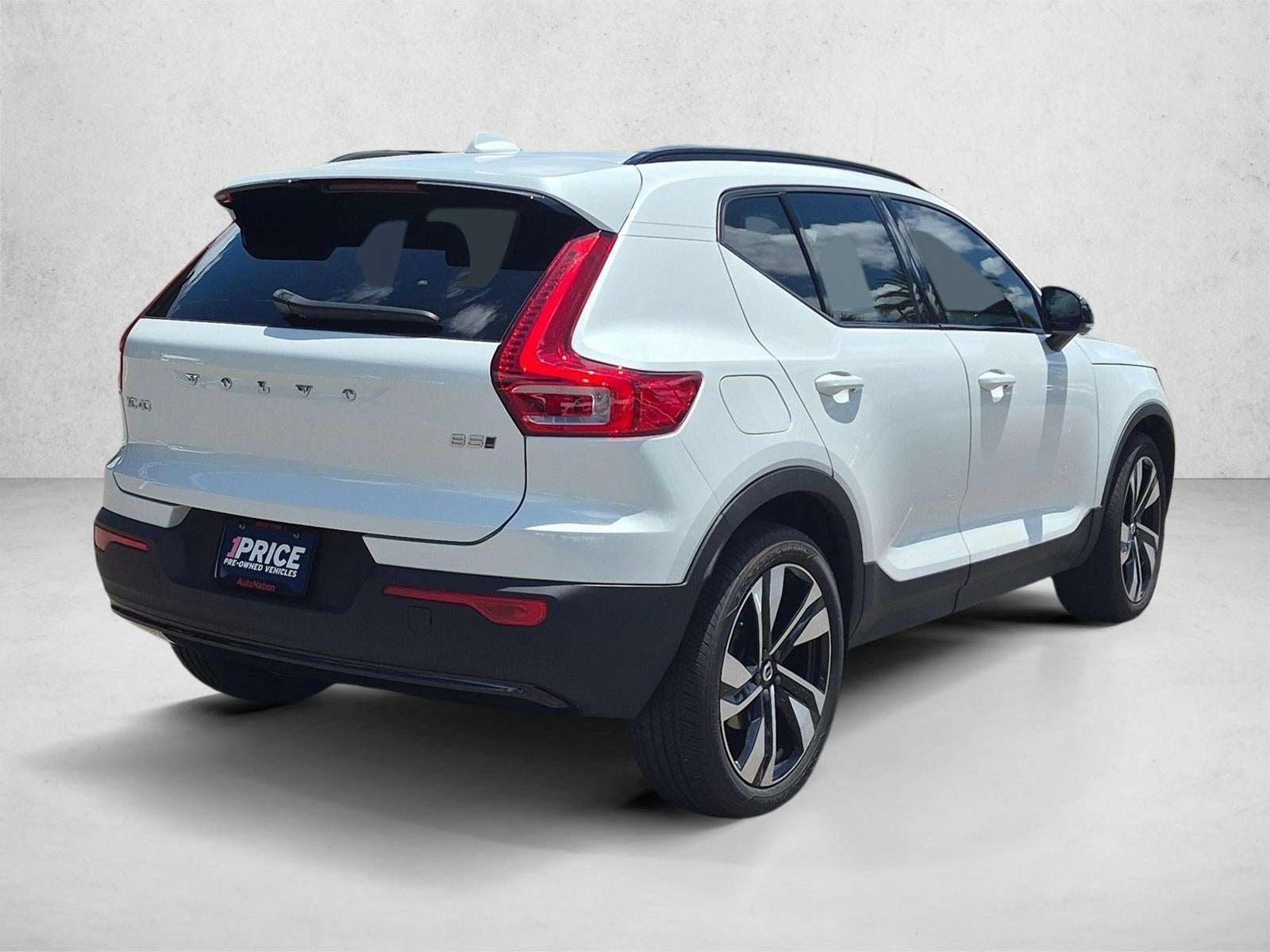 2023 Volvo XC40 B5 AWD Plus Dark Theme