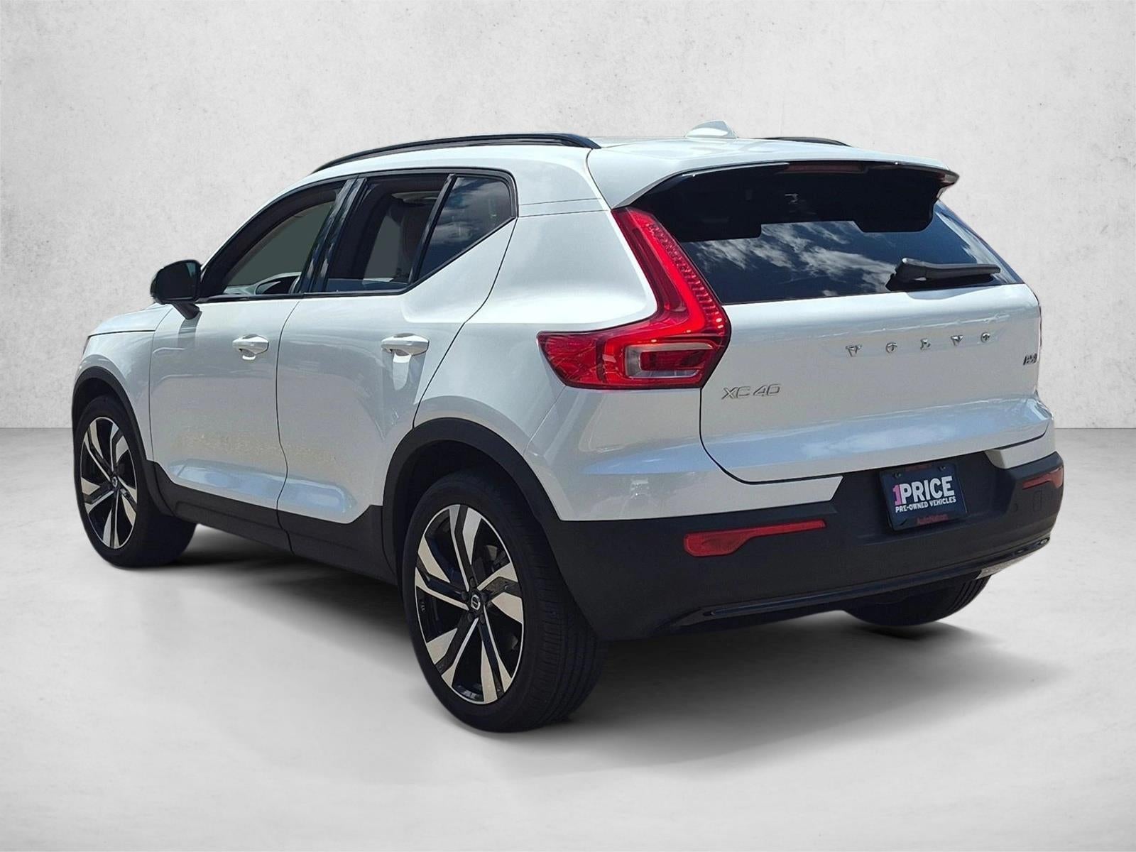 2023 Volvo XC40 B5 AWD Plus Dark Theme