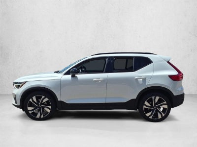 2023 Volvo XC40 B5 AWD Plus Dark Theme